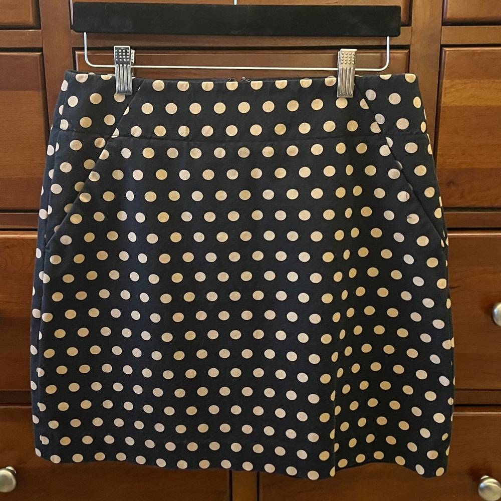 Ann Taylor Loft skirt, black w/ beige polka dots, slash pockets, back zipper, 8P